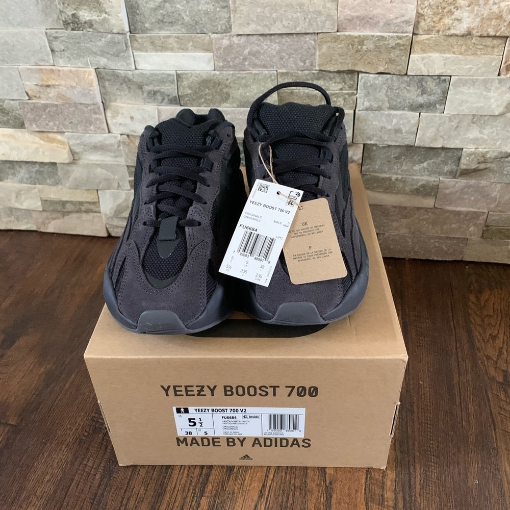 YEEZY BOOST 700 V2